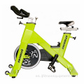Máquina de ejercicio para bicicletas giratorias de color verde gimnasio